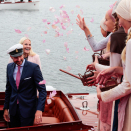 Kronprinsparet fikk roseblader strødd over seg da de la til kai. Foto: Lise Åserud / NTB scanpix